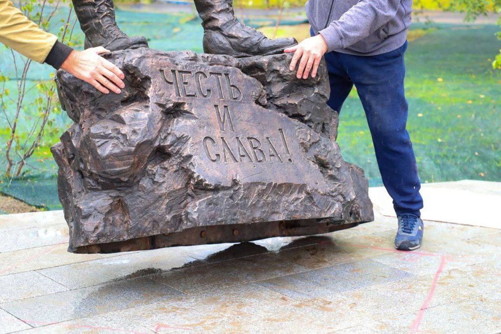 Надымский глава показал новый памятник защитникам Донбасса (ФОТО)