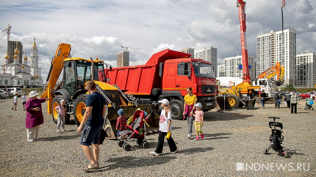 День строителя в Екатеринбурге начался с Академического: детей ждут сладости, взрослых – лазерное шоу и фейерверк (ФОТО)