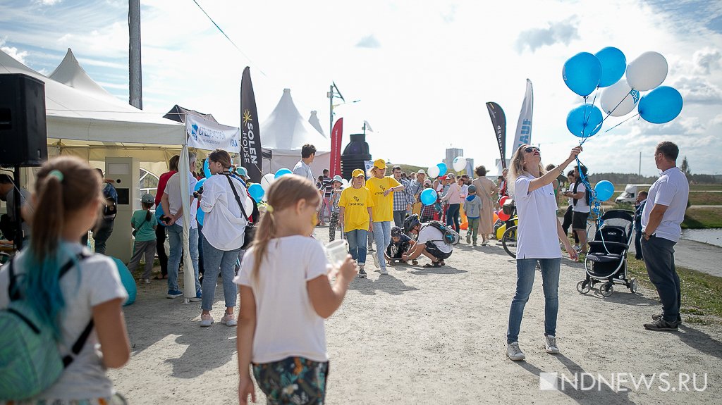 День строителя в Екатеринбурге начался с Академического: детей ждут сладости, взрослых – лазерное шоу и фейерверк (ФОТО)