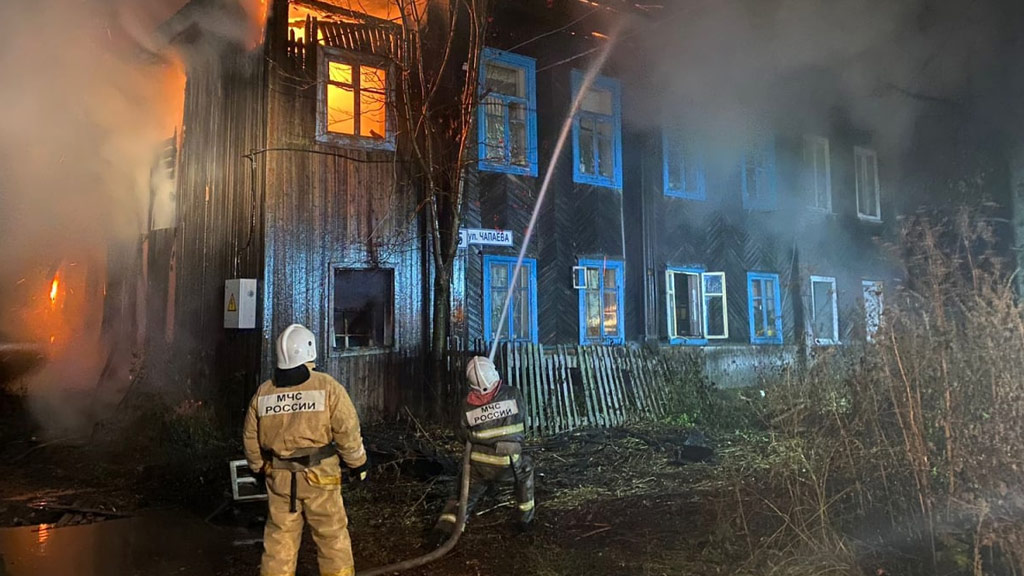 В Нижней Туре пожарные спасли 9 человек из огненной ловушки (ФОТО)