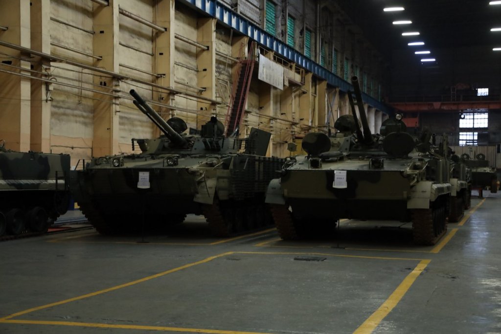 Медведев посмотрел в Кургане цех, где делают БМП для российской армии