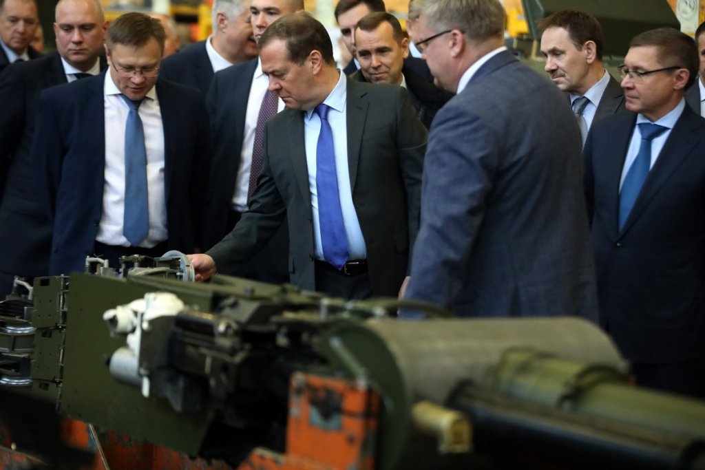 Медведев посмотрел в Кургане цех, где делают БМП для российской армии