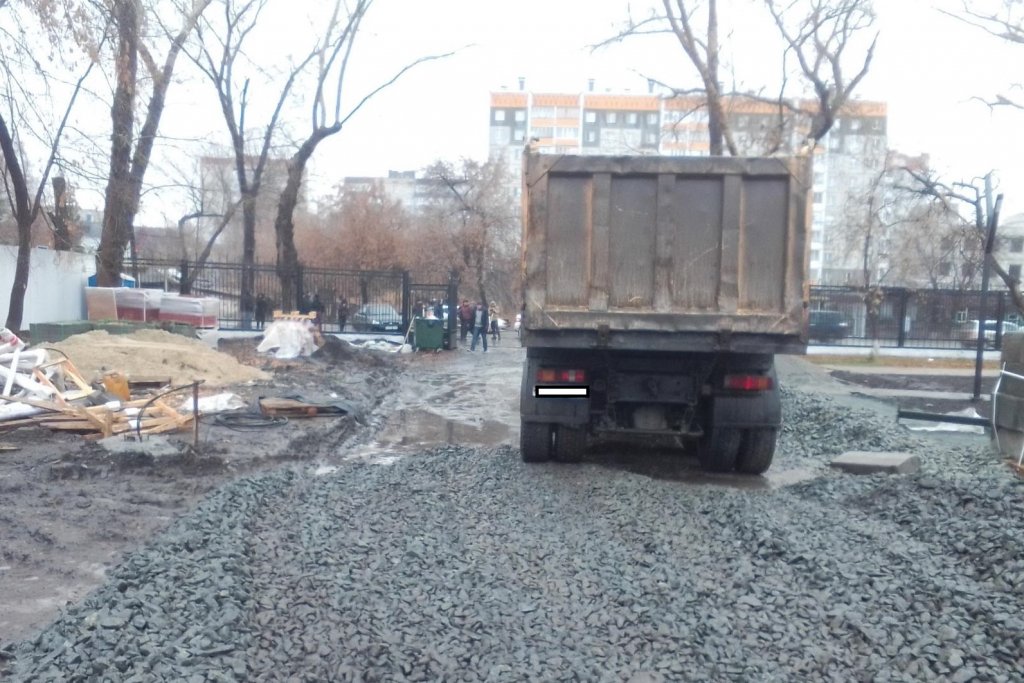 На ремонтируемом стадионе «Локомотив» в Кургане грузовик наехал на пешехода (ФОТО)