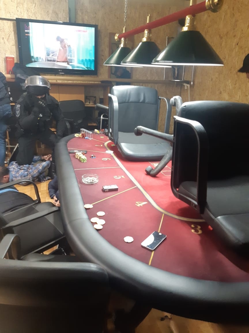 В Надыме двое мужчин организовали казино в гараже (ФОТО)