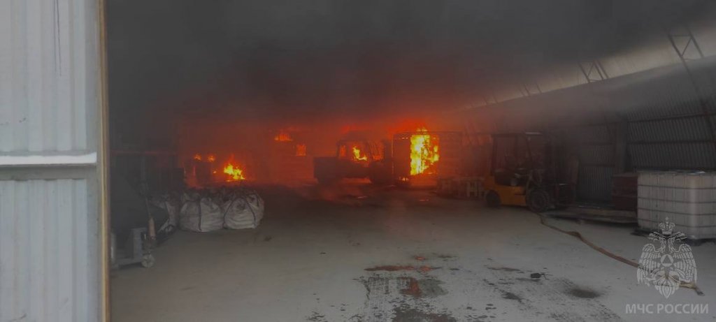 В Екатеринбурге загорелся склад с леговоспламеняющейся жидкостью (ФОТО)