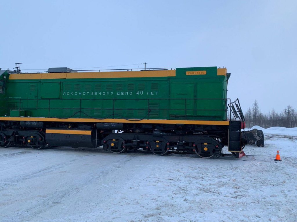 В Новом Уренгое локомотив сбил грузовик