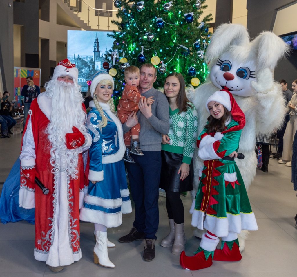 Депутаты медфракции гордумы Екатеринбурга провели новогоднее представление для пациентов детского хосписа
