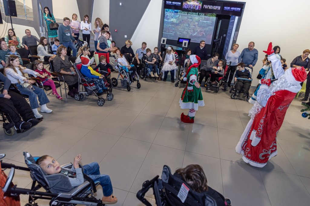 Депутаты медфракции гордумы Екатеринбурга провели новогоднее представление для пациентов детского хосписа
