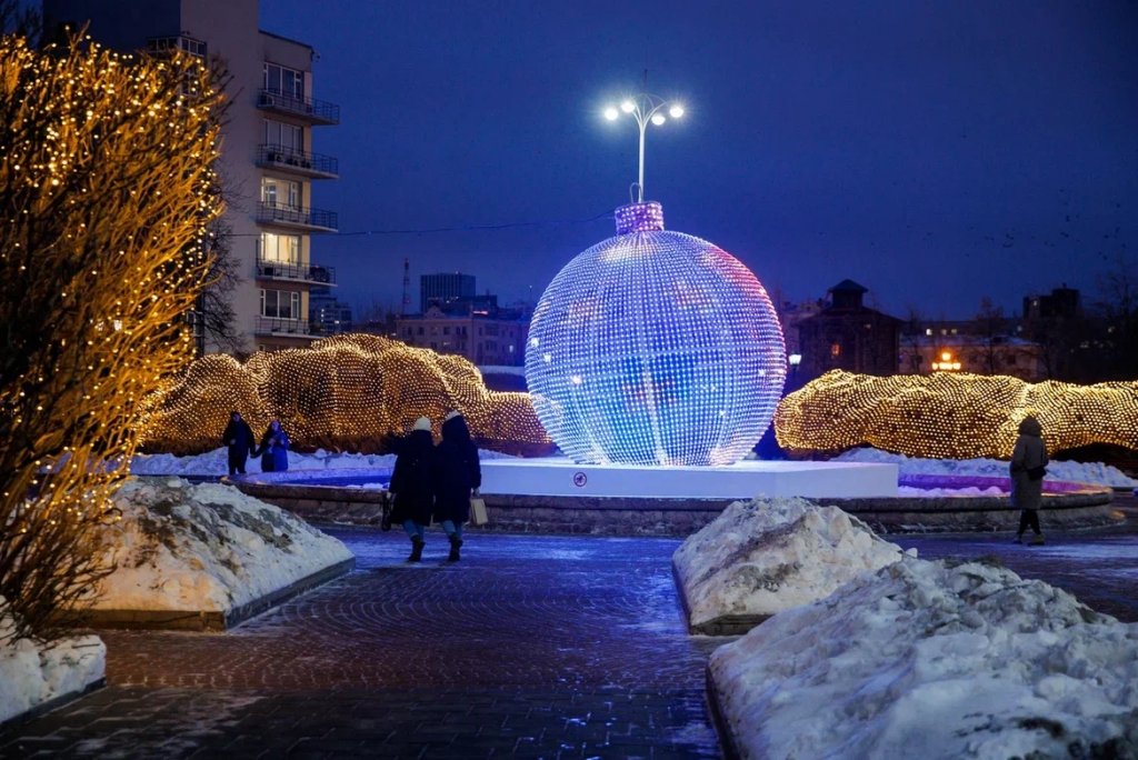 В центре Екатеринбурга заработал пятиметровый шар из 50 тысяч светодиодов