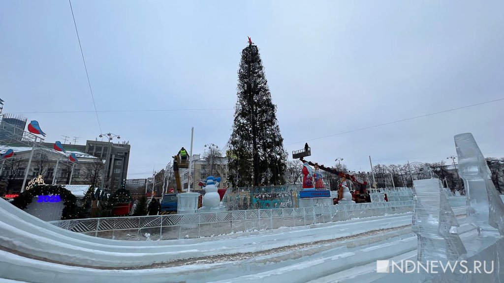 Рабочие начали демонтировать ледовый городок (ФОТО)