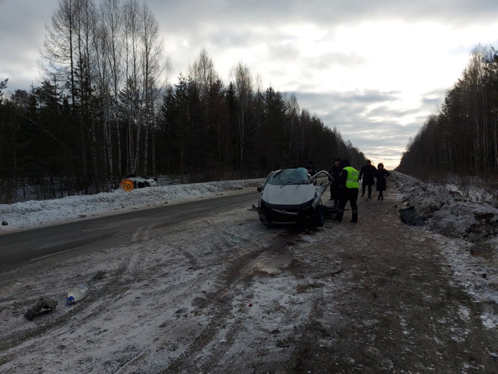 На трассе Екатеринбург – Серов столкнулись «Лада Калина» и «Тойота Лэнд Крузер», есть погибший и раненые