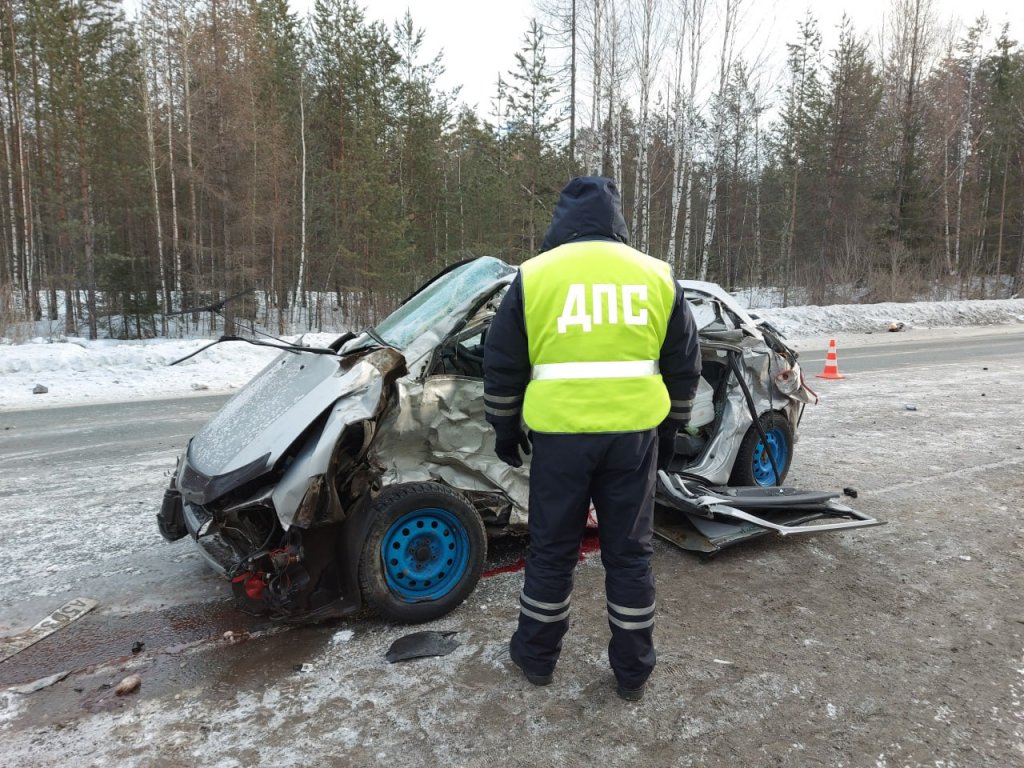 На трассе Екатеринбург – Серов столкнулись «Лада Калина» и «Тойота Лэнд Крузер», есть погибший и раненые
