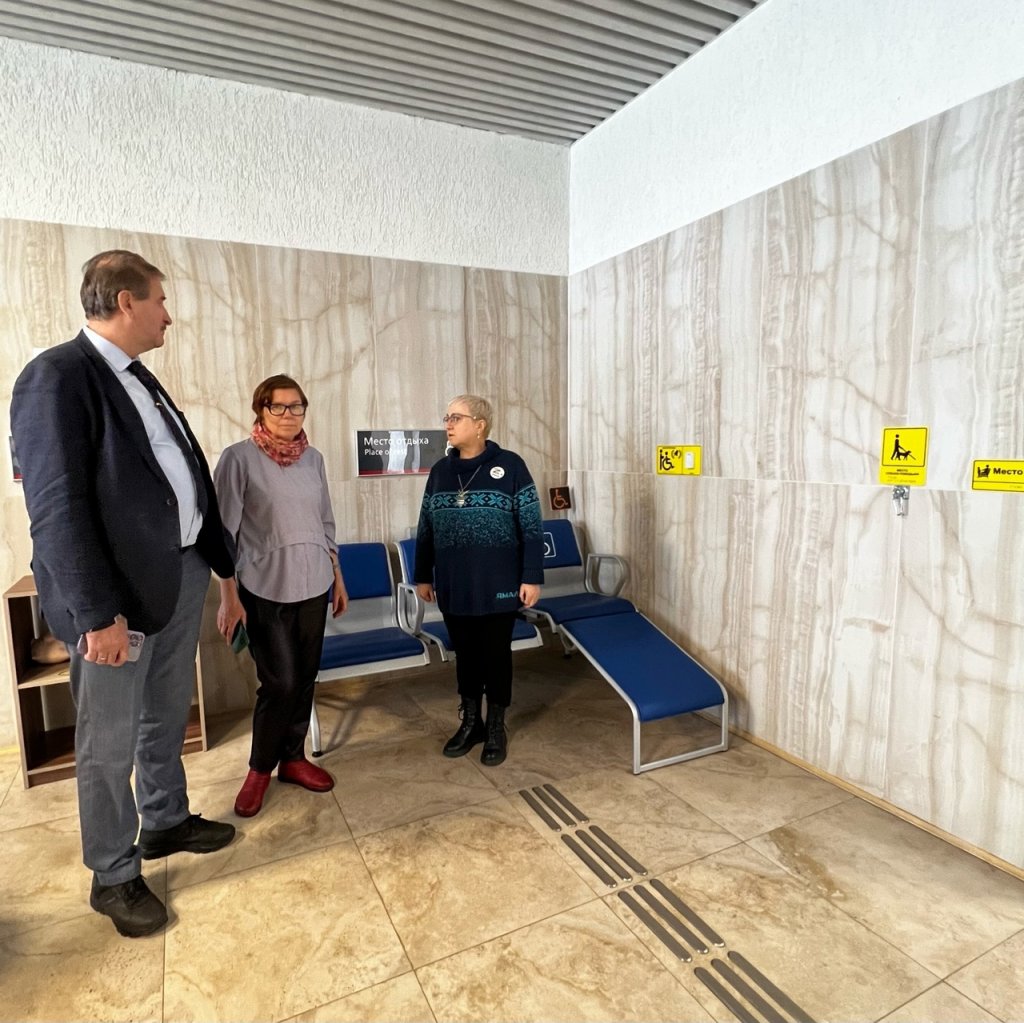 Полпред губернатора ЯНАО показала новый вокзал в Коротчаево