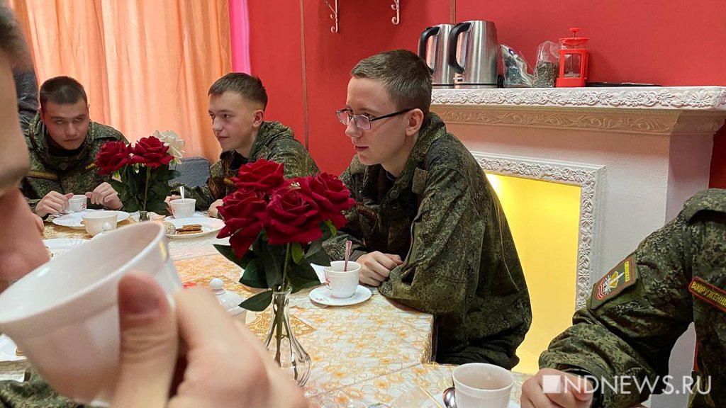 Камин, цветы и красные стены – в казарме 13-го военного городка журналистам показали чайную комнату (ФОТО, ВИДЕО)
