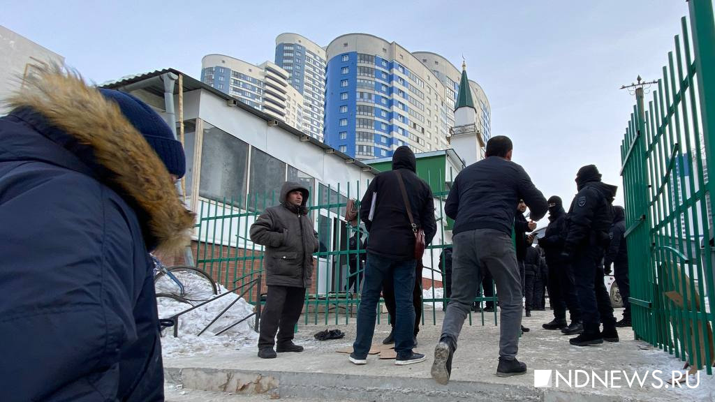 Полиция устроила облаву на нелегальных мигрантов во время молитвы в мечети (ФОТО, ВИДЕО)