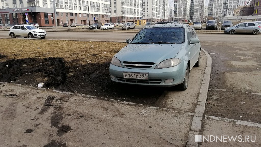 Гряземесы в деле: с приходом тепла газоны в Екатеринбурге превратились в кашу (ФОТО)