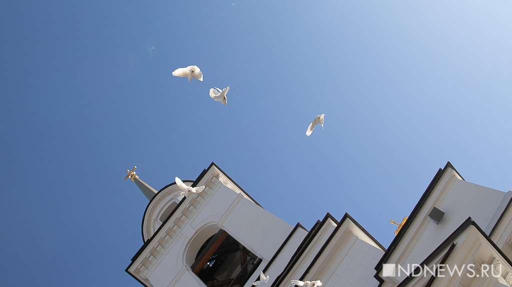 В храме выпустили голубей в честь Благовещения и показали, как готовятся к Пасхе (ФОТО)