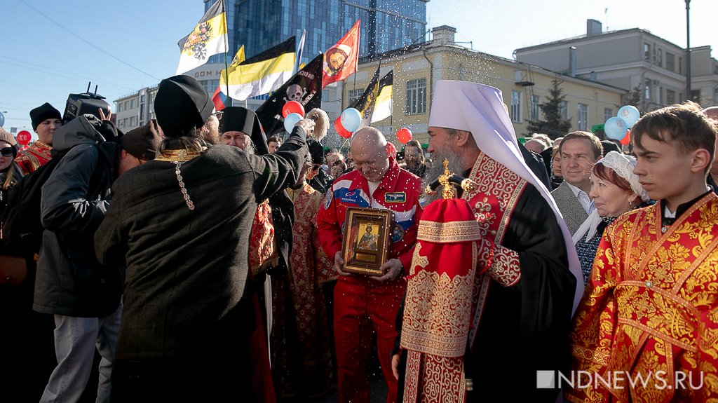 В Екатеринбурге прошел крестный ход с космонавтом (ФОТО, ВИДЕО)