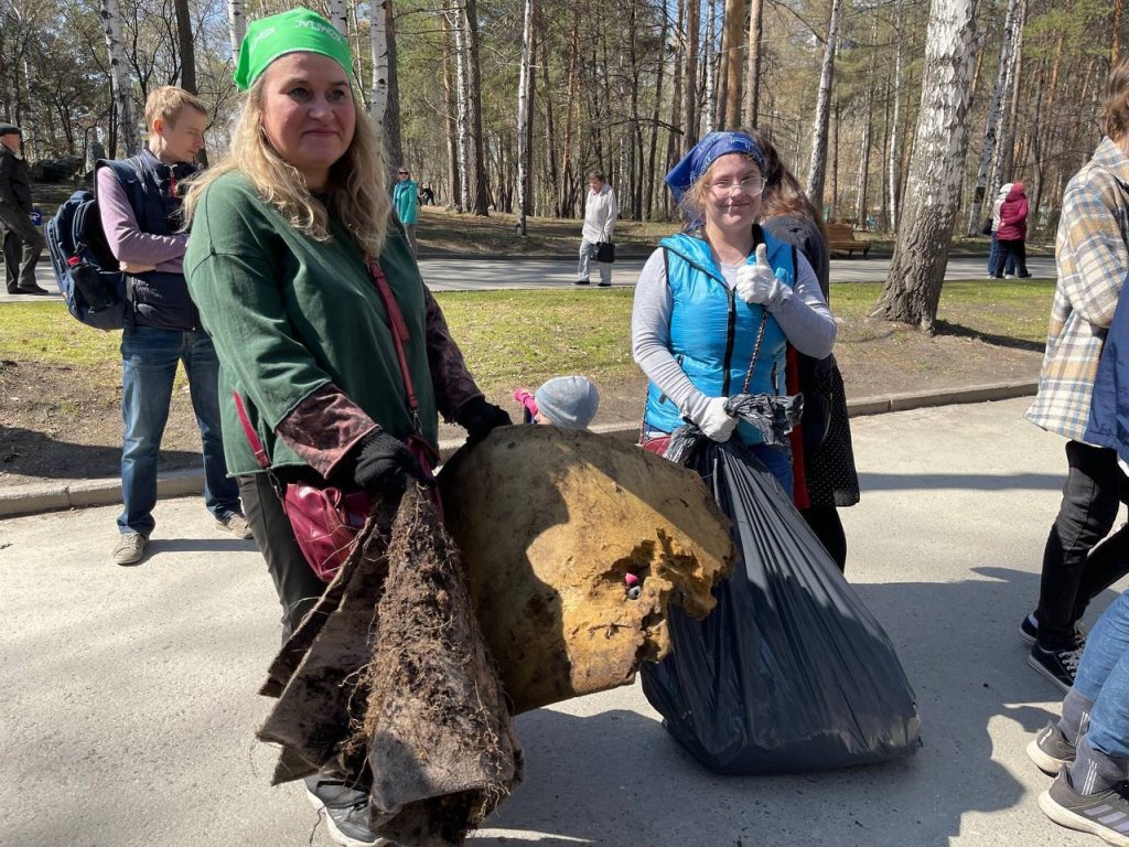 2,5 тонны мусора собрали в парке Маяковского во время акции «Особенности национальной уборки» (ФОТО)