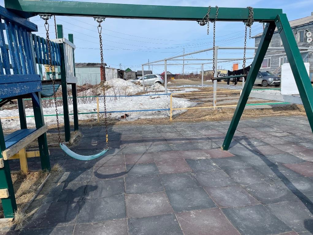 Тазовские чиновники чинят детские площадки и закрывают заброшки после замечания прокуратуры
