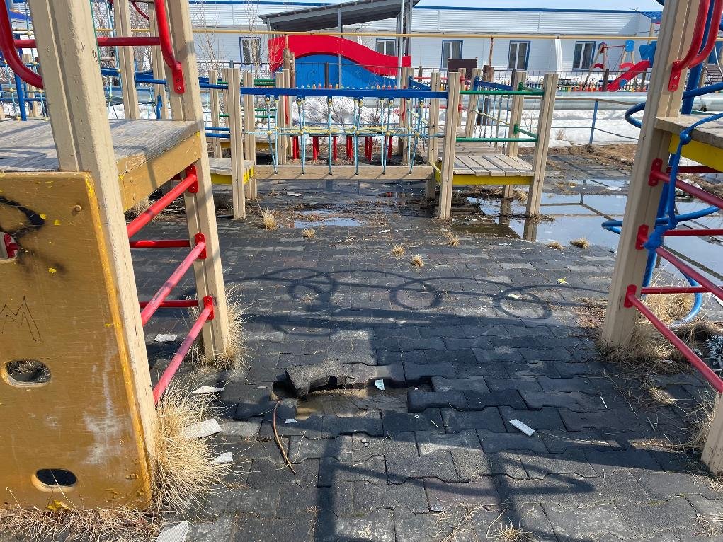 Тазовские чиновники чинят детские площадки и закрывают заброшки после замечания прокуратуры