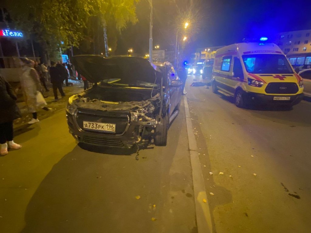 Смертельное ДТП в Екатеринбурге: машина влетела в остановку (ВИДЕО) / 17  октября 2023 | Екатеринбург, Новости дня 17.10.23 | © РИА Новый День