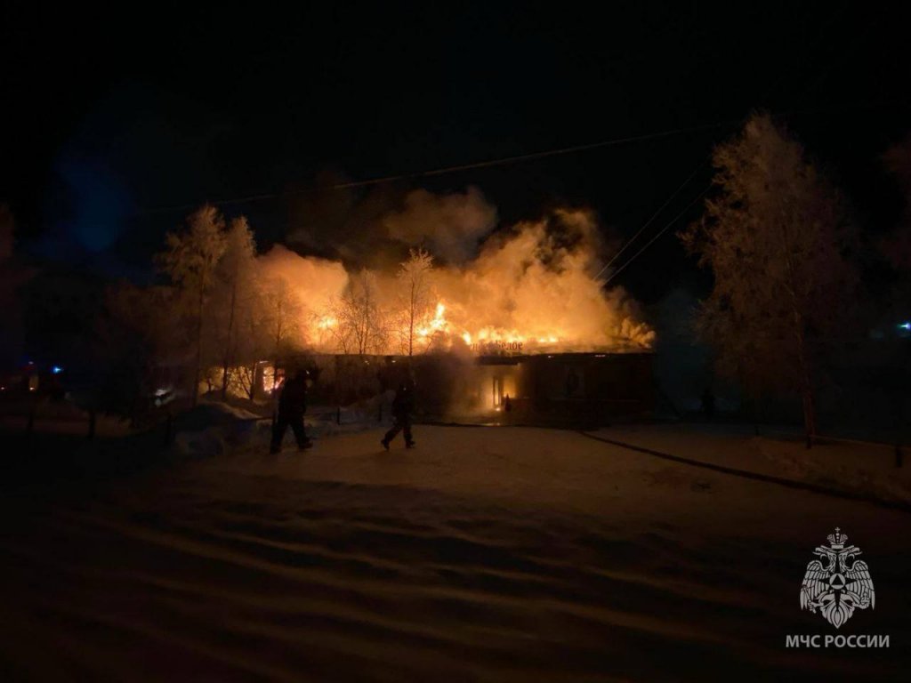 В Надыме тушат горящий магазин «Красное и белое» / 17 января 2024 | Ямал,  Новости дня 17.01.24 | © РИА Новый День