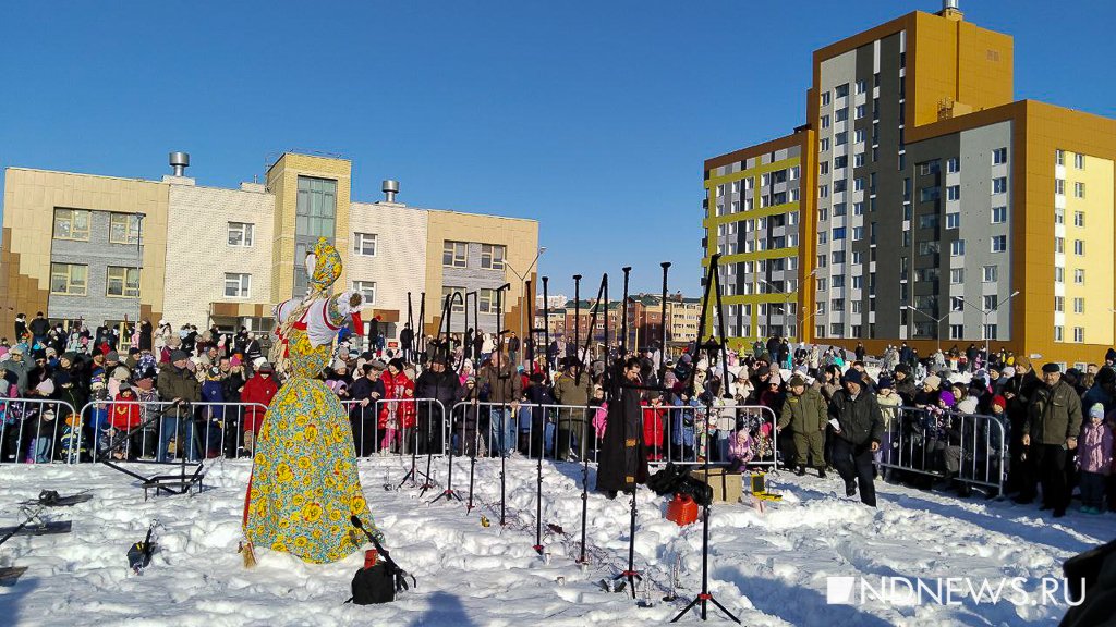 В Академическом зиму проводили фаер-шоу и салютом: на Масленицу пришли тысячи горожан (ФОТО)