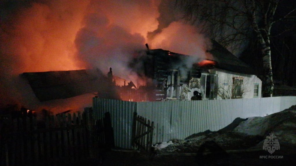 Трое детей и их мать погибли на пожаре в уральском селе (ФОТО)