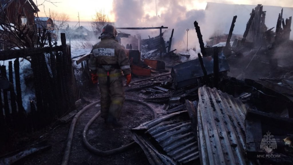Трое детей и их мать погибли на пожаре в уральском селе (ФОТО)