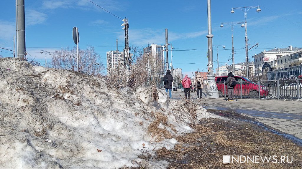 В мэрии Екатеринбурга рассказали, когда уберут сугробы с газонов (ФОТО, ВИДЕО)