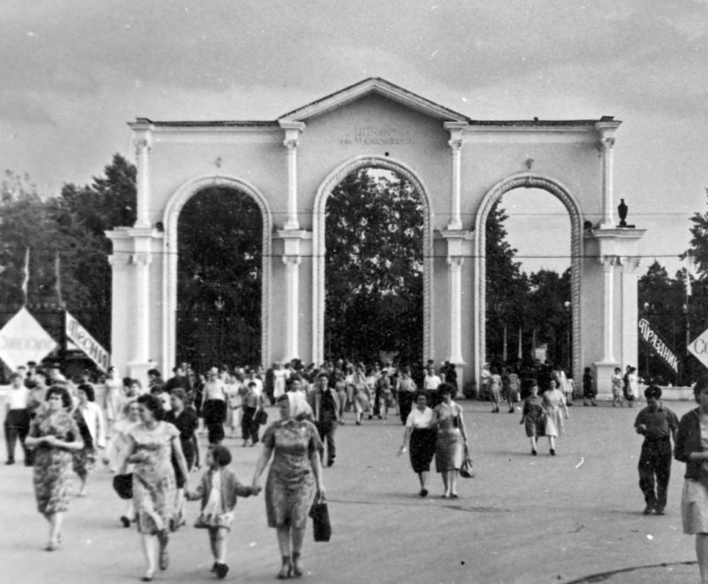 В парке Маяковского обновят входную арку