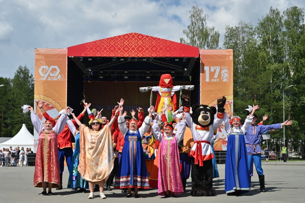 В Верхней Пышме 700 человек встали в хоровод (ФОТО)