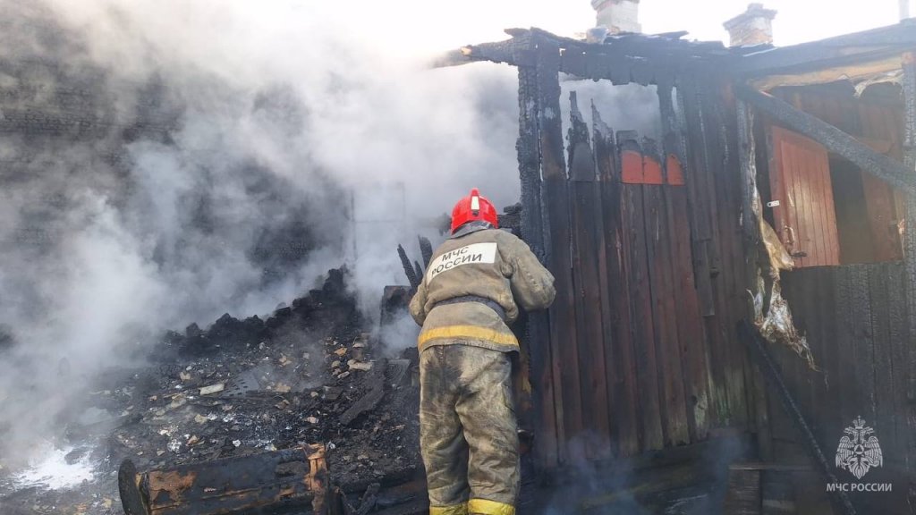 В уральском поселке сгорел деревянный барак