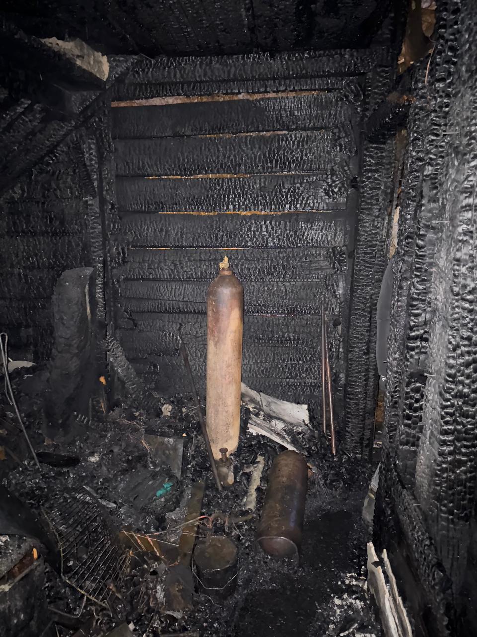 В Екатеринбурге при пожаре в деревянном доме погибли два человека