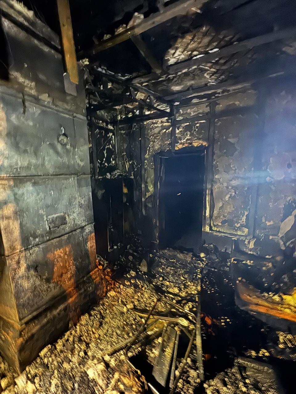 В Екатеринбурге при пожаре в деревянном доме погибли два человека