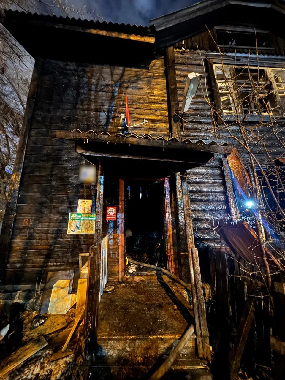 В Екатеринбурге при пожаре в деревянном доме погибли два человека