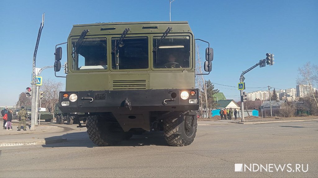 По улицам Екатеринбурга прошла военная техника (ФОТО)