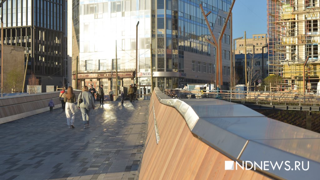 В Екатеринбурге продолжают благоустраивать набережную за ледовой ареной (ФОТО)