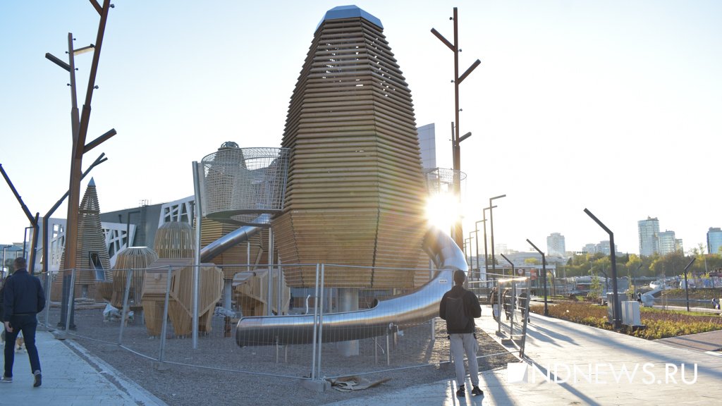 В Екатеринбурге продолжают благоустраивать набережную за ледовой ареной (ФОТО)