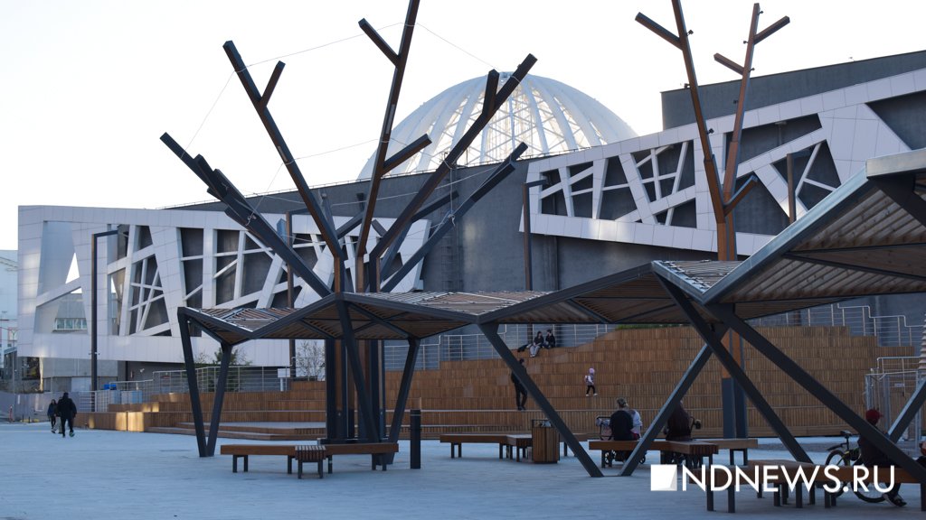 В Екатеринбурге продолжают благоустраивать набережную за ледовой ареной (ФОТО)