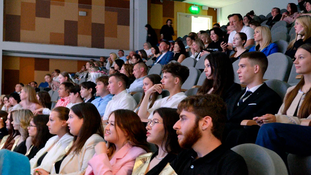 В школах Академического вручили аттестаты: медалистов стало больше