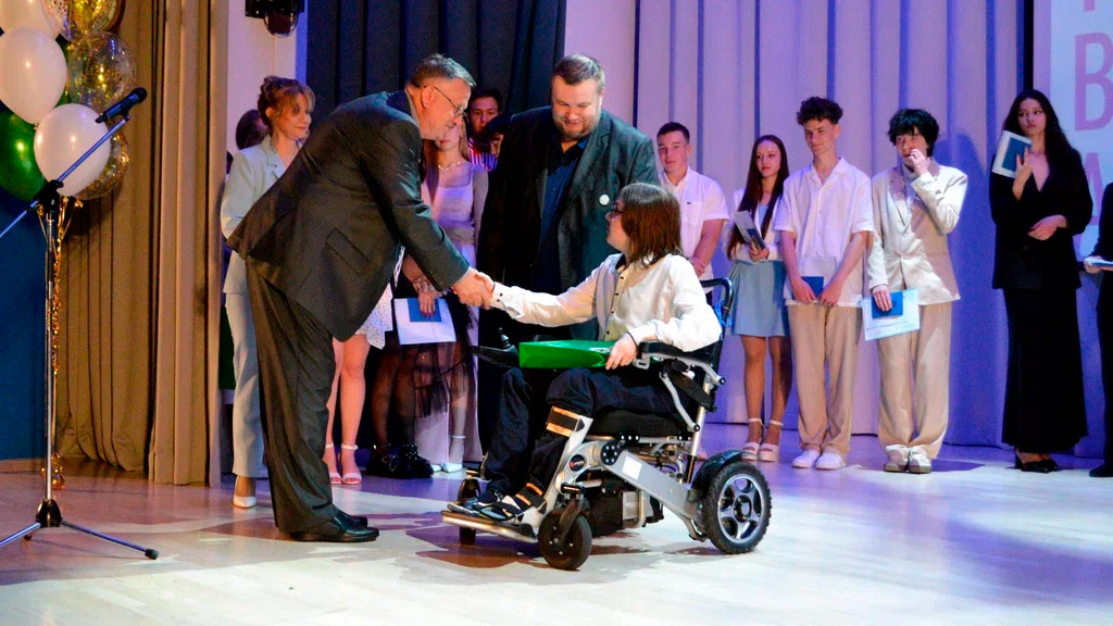 В школах Академического вручили аттестаты: медалистов стало больше