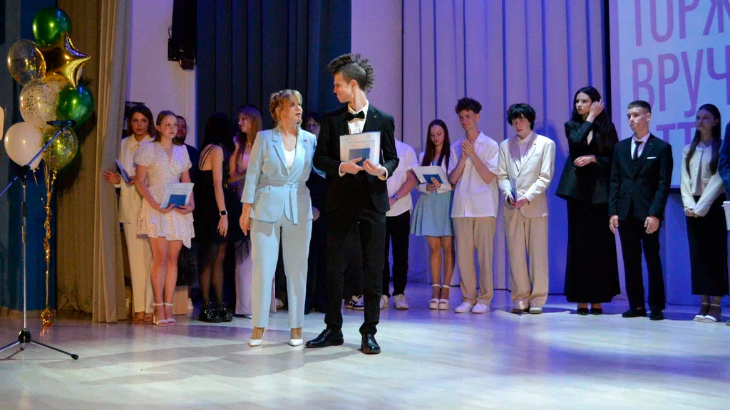 В школах Академического вручили аттестаты: медалистов стало больше