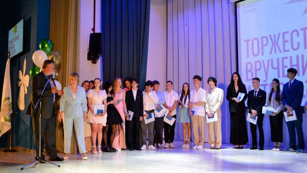 В школах Академического вручили аттестаты: медалистов стало больше