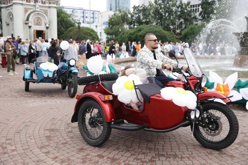 Екатеринбург отметил праздник Белого цветка