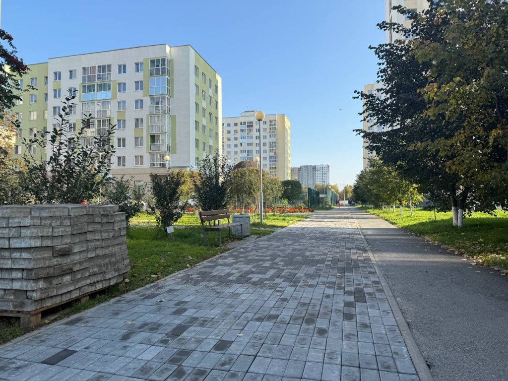 В Академическом обновили пешеходные дорожки, скамейки и урны в кварталах самой ранней застройки