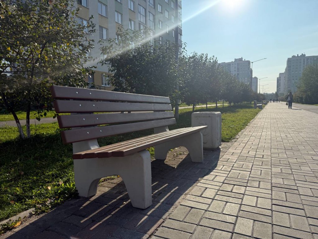 В Академическом обновили пешеходные дорожки, скамейки и урны в кварталах самой ранней застройки