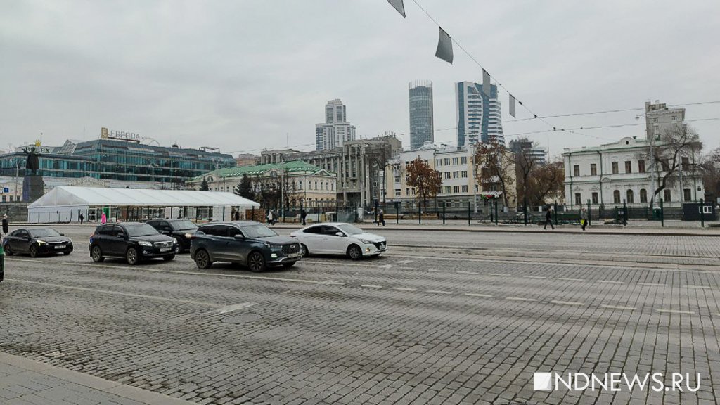 В центре Екатеринбурга монтируют елки для зимнего катка (ФОТО)