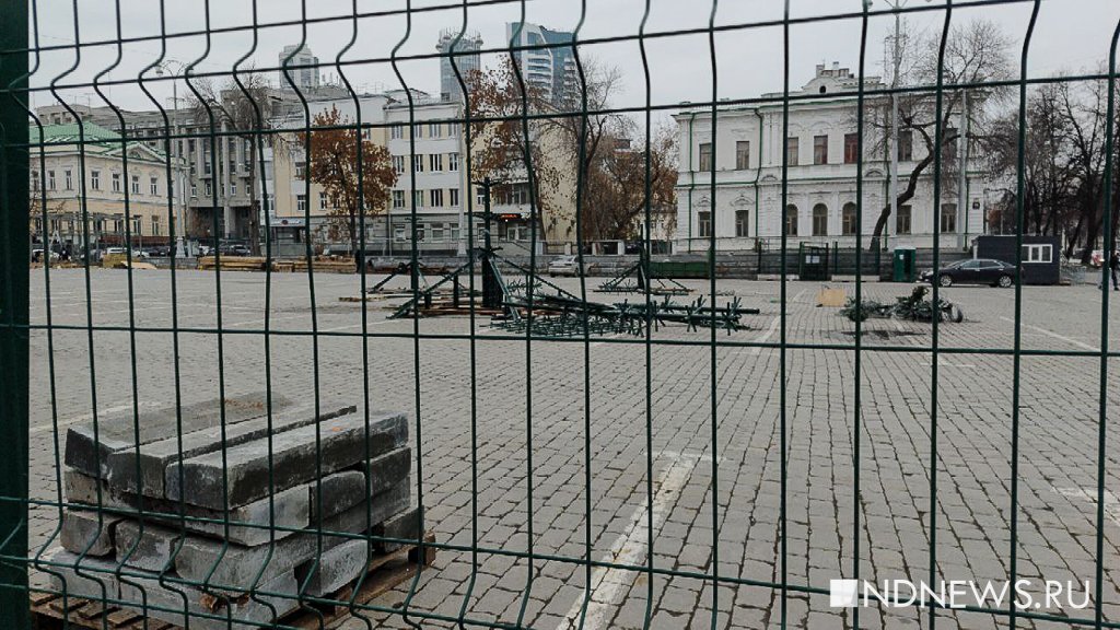 В центре Екатеринбурга монтируют елки для зимнего катка (ФОТО)